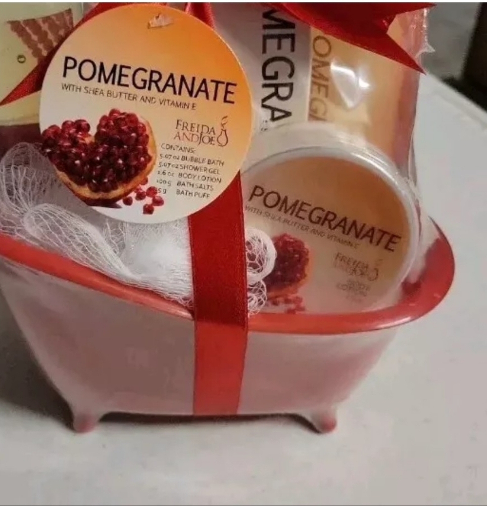 Freida And Joe Holiday Gift Basket Pomegranate With Shea Butter And Vitamin E